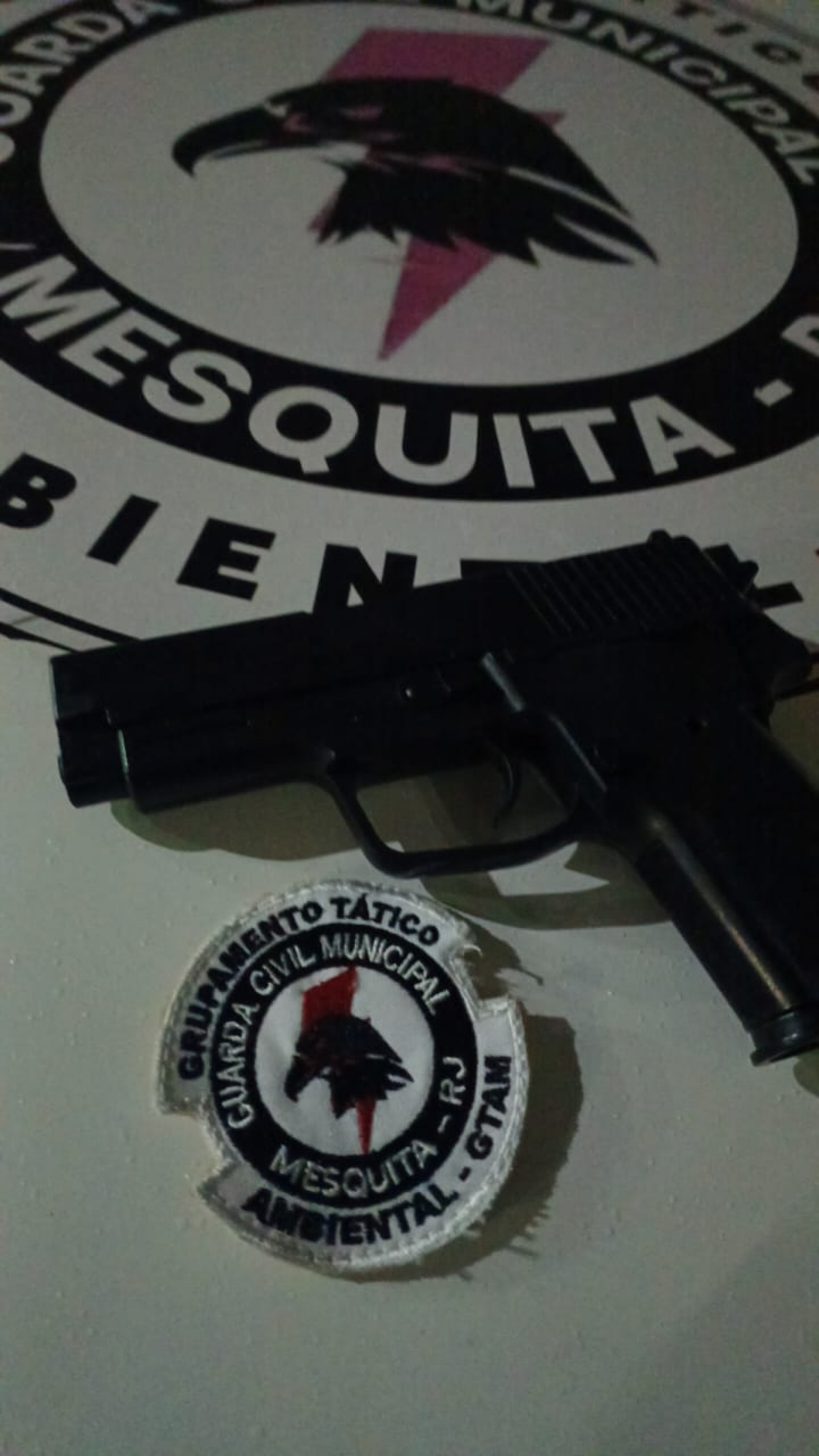 Um simulacro e capa de um celular roubado foram apreendidos - Divulga&ccedil;&atilde;o/ GCM