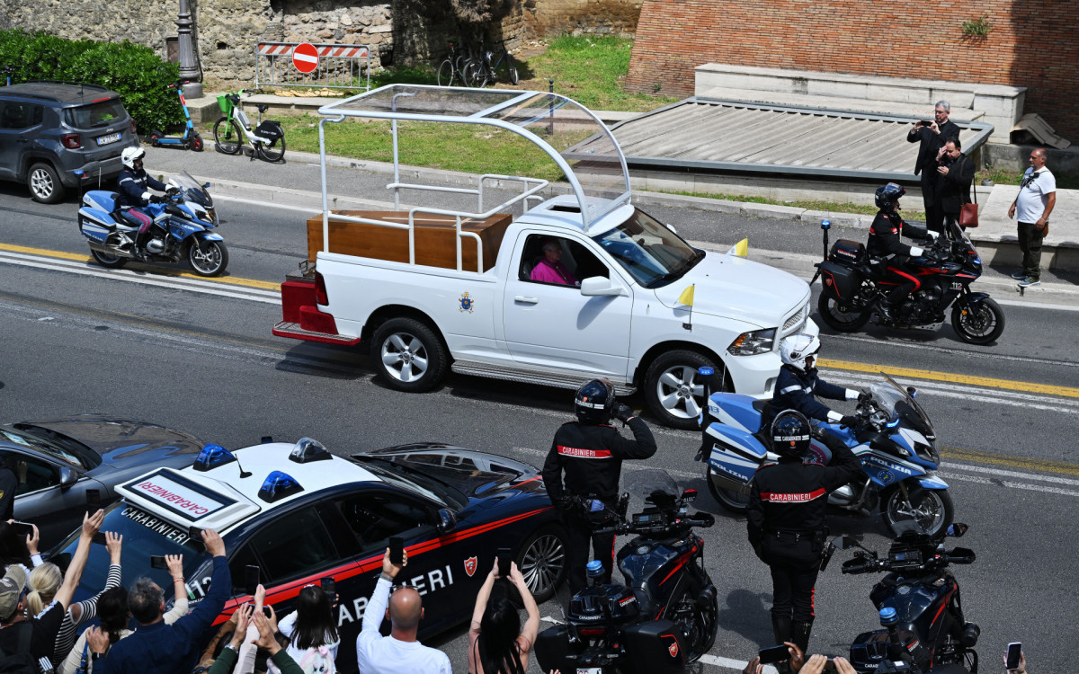 Cortejo fúnebre de papa Francisco percorrerá 4 quilômetros pelas ruas de Roma - ANDREJ ISAKOVIC / AFP