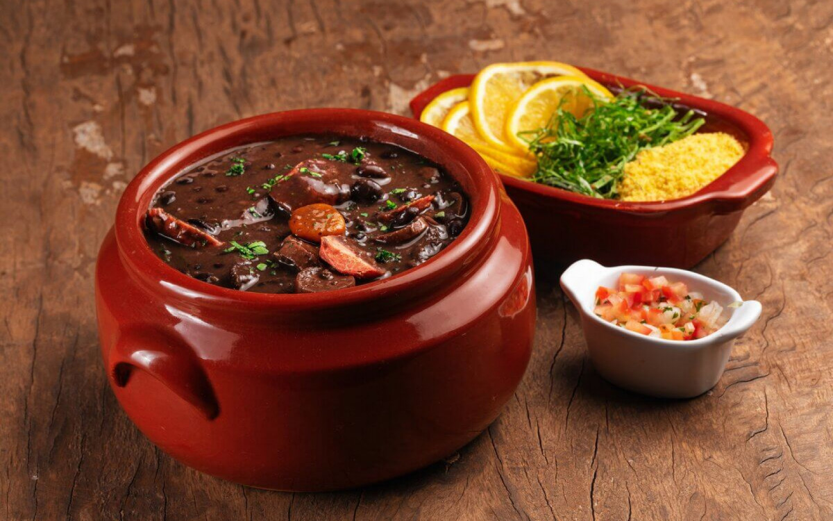 Feijoada vegana com lingui&ccedil;a vegetal (Imagem: Igor Vilela Rotundo | Shutterstock)