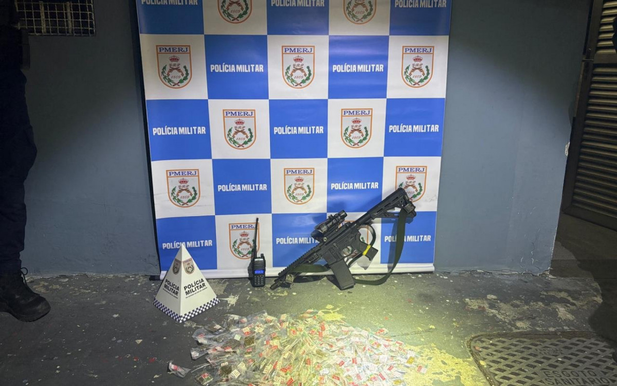 Polícia Militar apreendeu um fuzil e drogas na Gardênia Azul, Zona Oeste do Rio