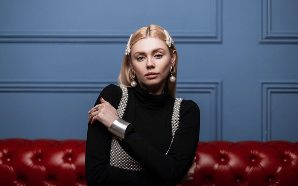 Os acess&oacute;rios de cabelo voltaram &agrave; moda com novos formatos e estilos (Imagem: Alones | Shutterstock) 