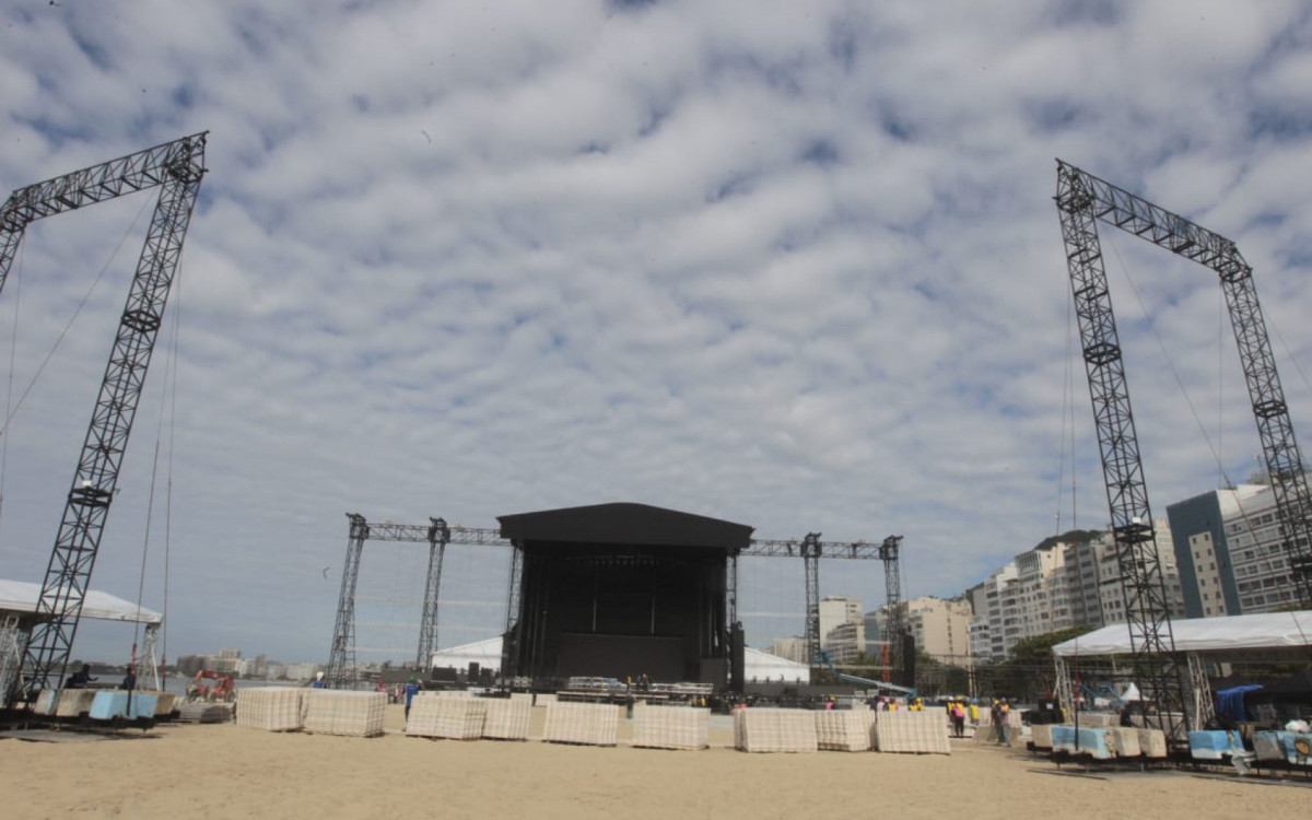 Montagem do palco do show de Lady Gaga em Copacabana segue a todo vapor