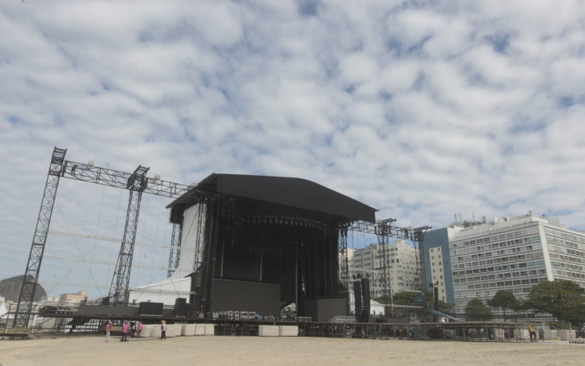 Montagem do palco do show de Lady Gaga em Copacabana segue a todo vapor