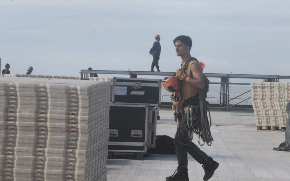 Montagem do palco do show de Lady Gaga em Copacabana segue a todo vapor