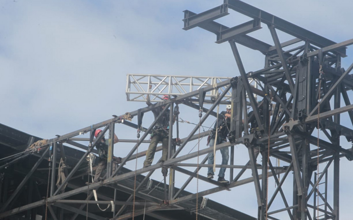 Montagem do palco do show de Lady Gaga em Copacabana segue a todo vapor