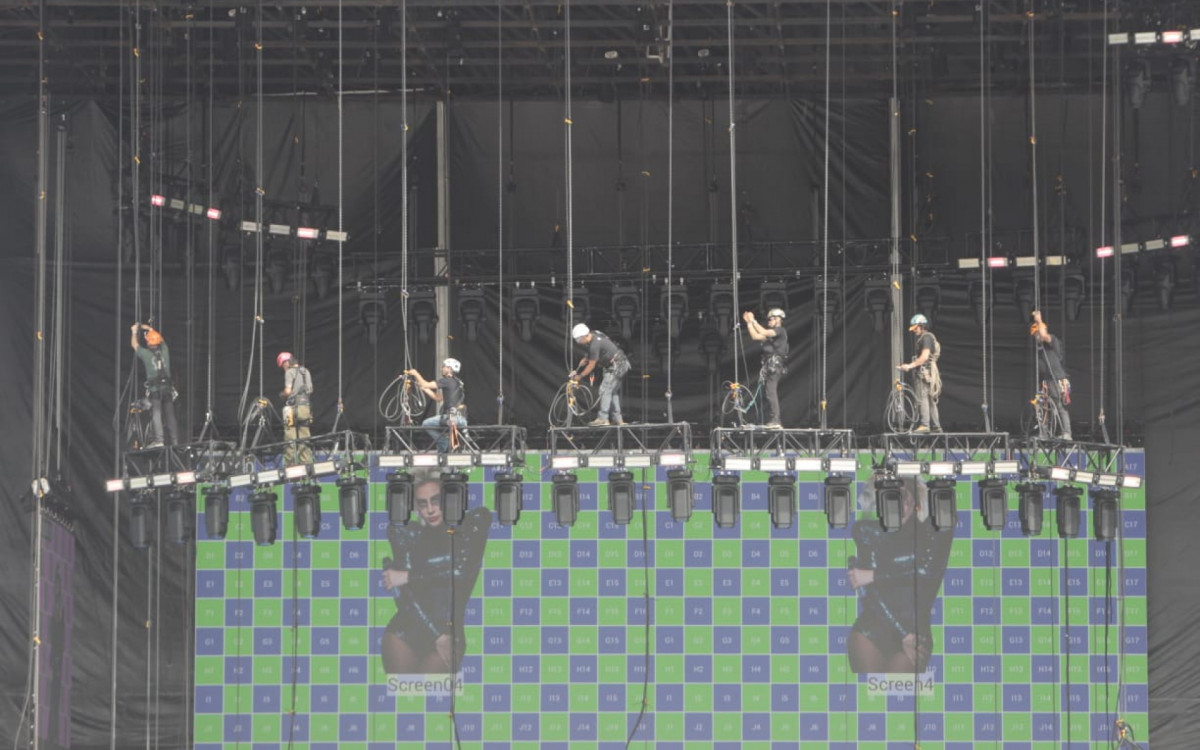 Montagem do palco do show de Lady Gaga em Copacabana segue a todo vapor