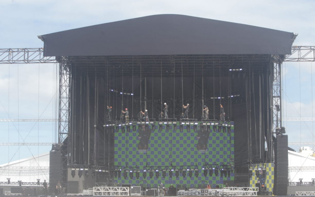 Montagem do palco do show de Lady Gaga em Copacabana segue a todo vapor