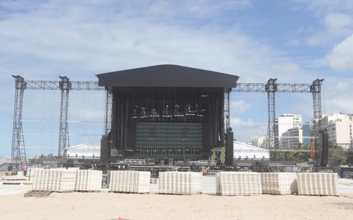 Montagem do palco do show de Lady Gaga em Copacabana segue a todo vapor
