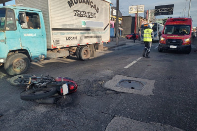 Acidente entre moto e caminhão deixa um morto na Avenida Brasil, altura de Ramos