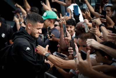 Vasco é recebido com festa no desembarque em Uberlândia