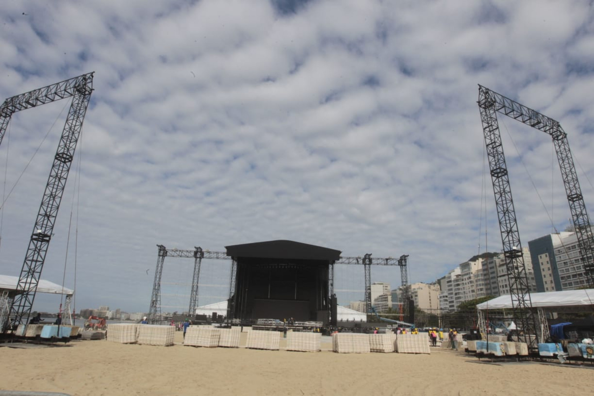 Montagem do palco do show de Lady Gaga em Copacabana segue a todo vapor - Reginaldo Pimenta / Agência O Dia