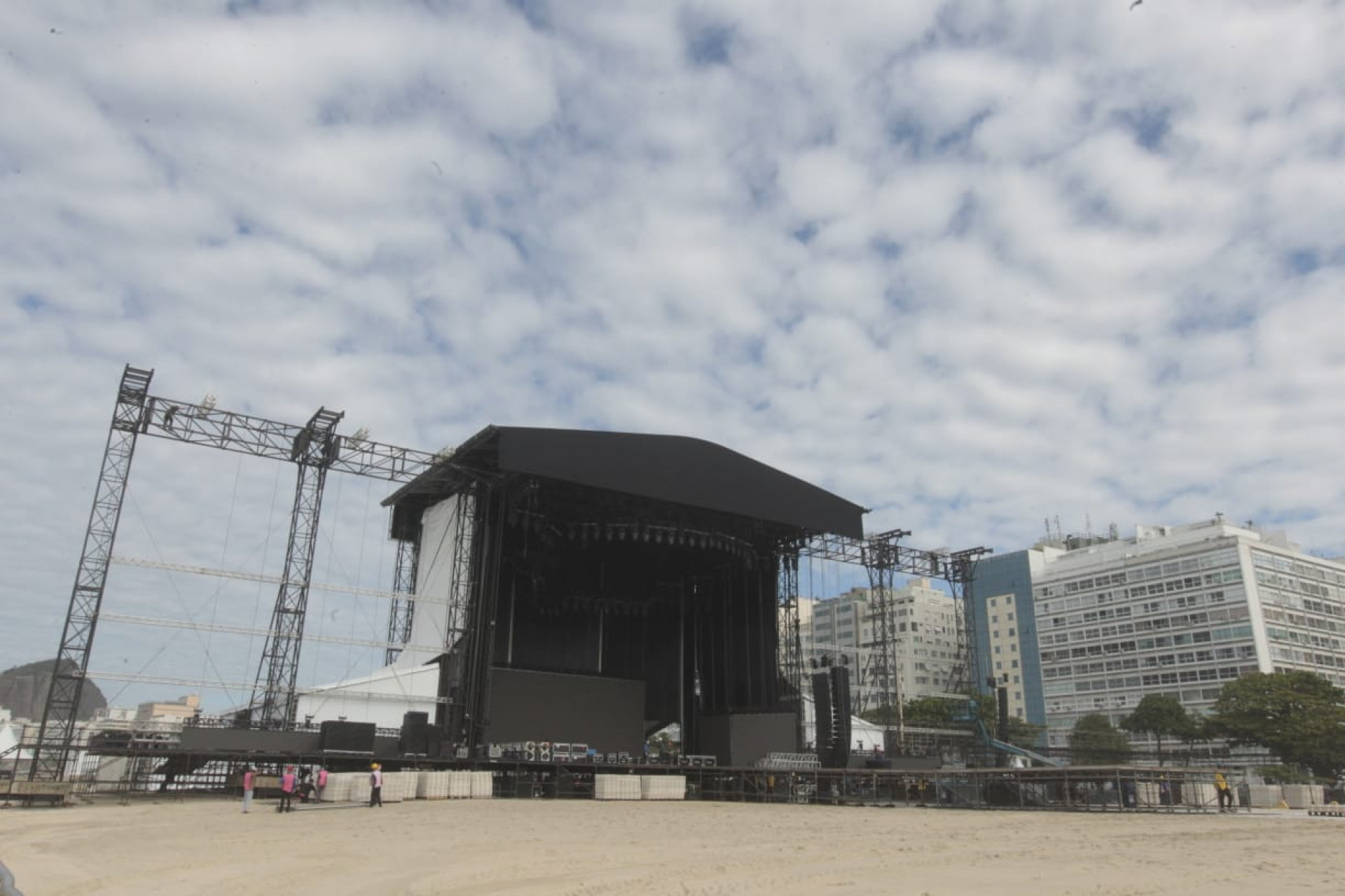 Montagem do palco do show de Lady Gaga em Copacabana segue a todo vapor - Reginaldo Pimenta / Agência O Dia