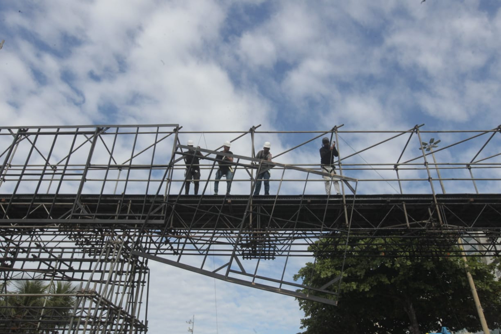 Montagem do palco do show de Lady Gaga em Copacabana segue a todo vapor - Reginaldo Pimenta / Agência O Dia