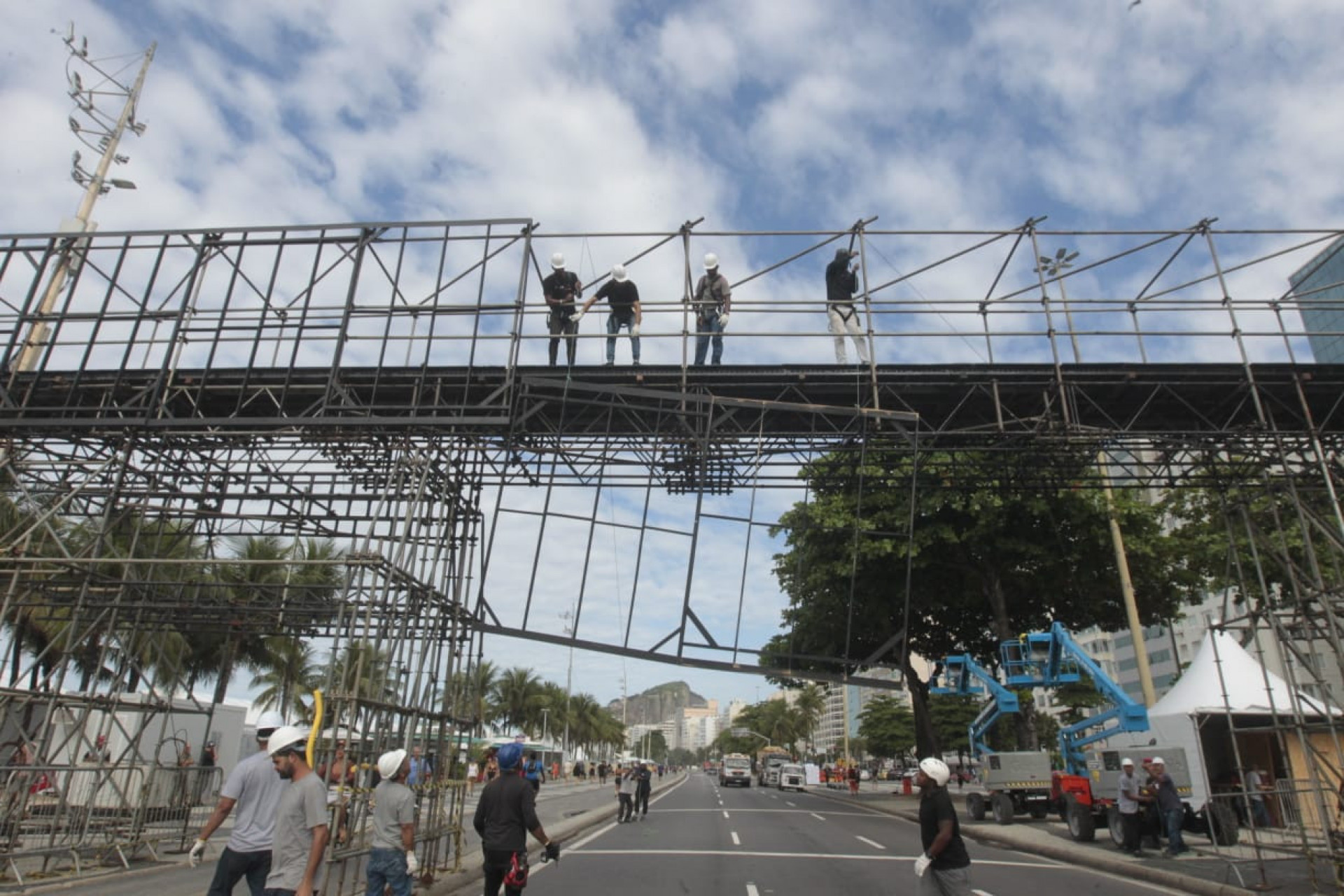 Montagem do palco do show de Lady Gaga em Copacabana segue a todo vapor - Reginaldo Pimenta / Agência O Dia
