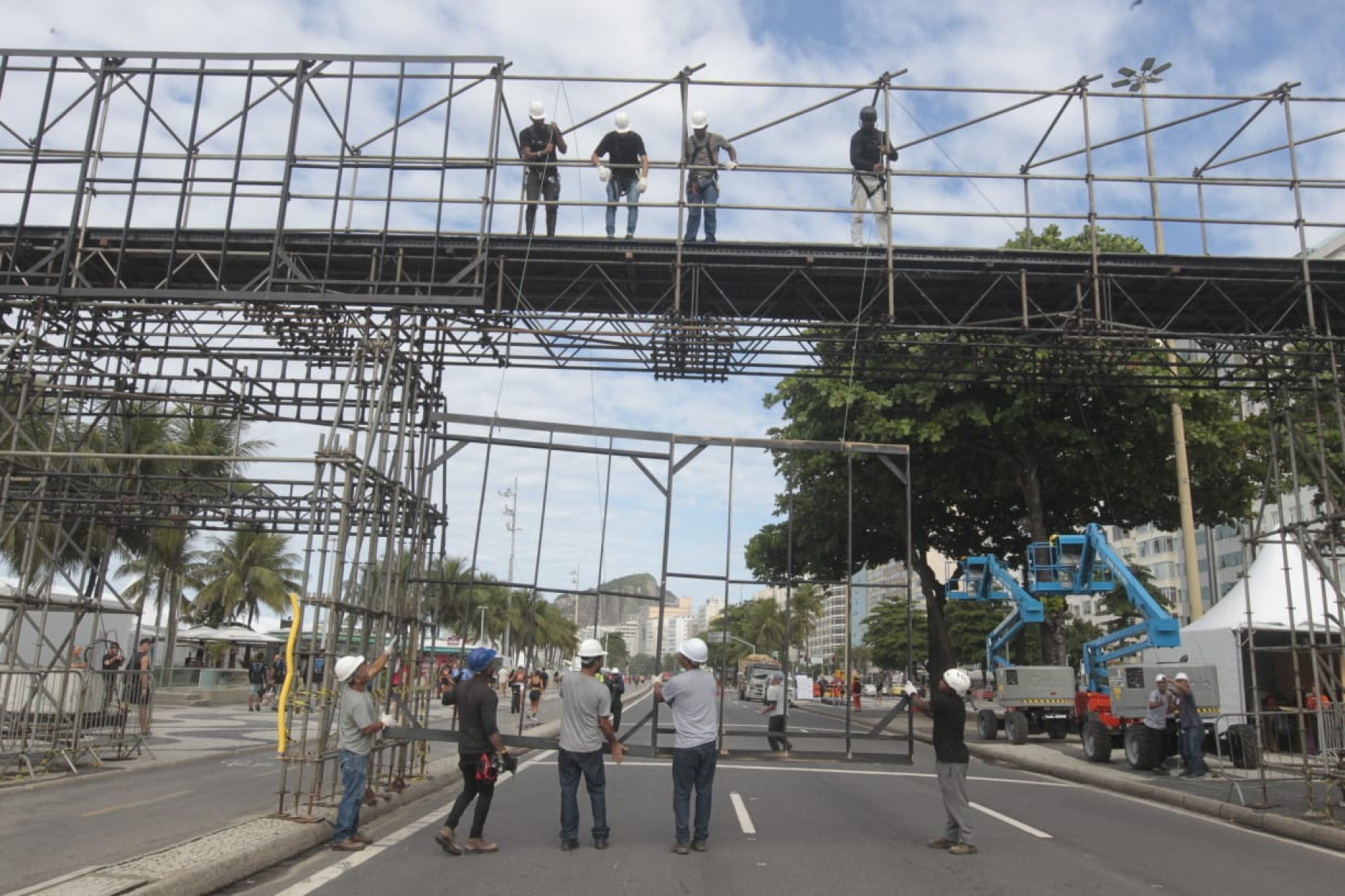 Montagem do palco do show de Lady Gaga em Copacabana segue a todo vapor - Reginaldo Pimenta / Agência O Dia