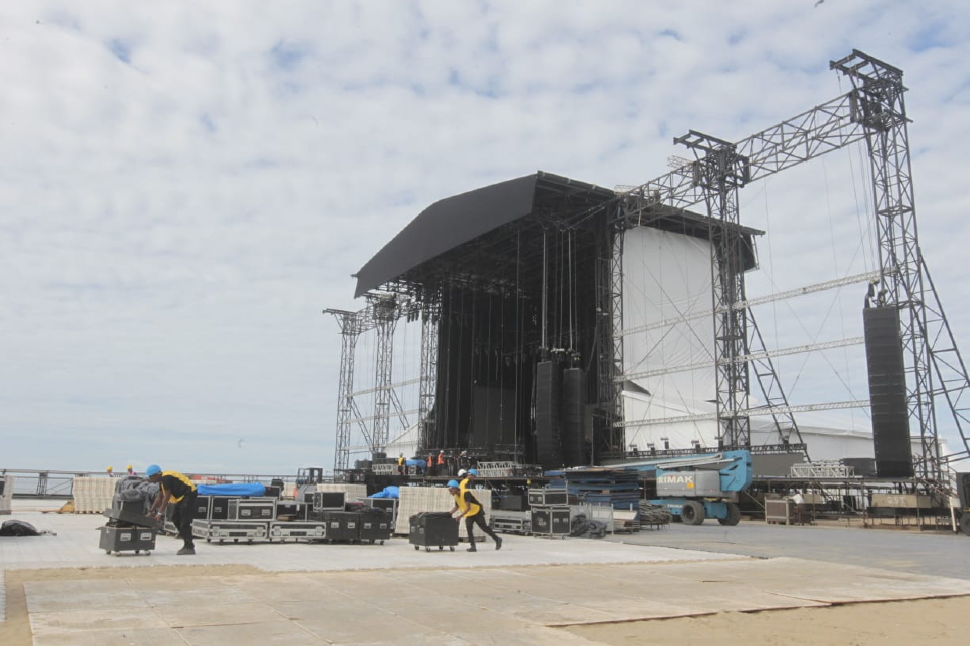 Montagem do palco do show de Lady Gaga em Copacabana segue a todo vapor - Reginaldo Pimenta / Agência O Dia