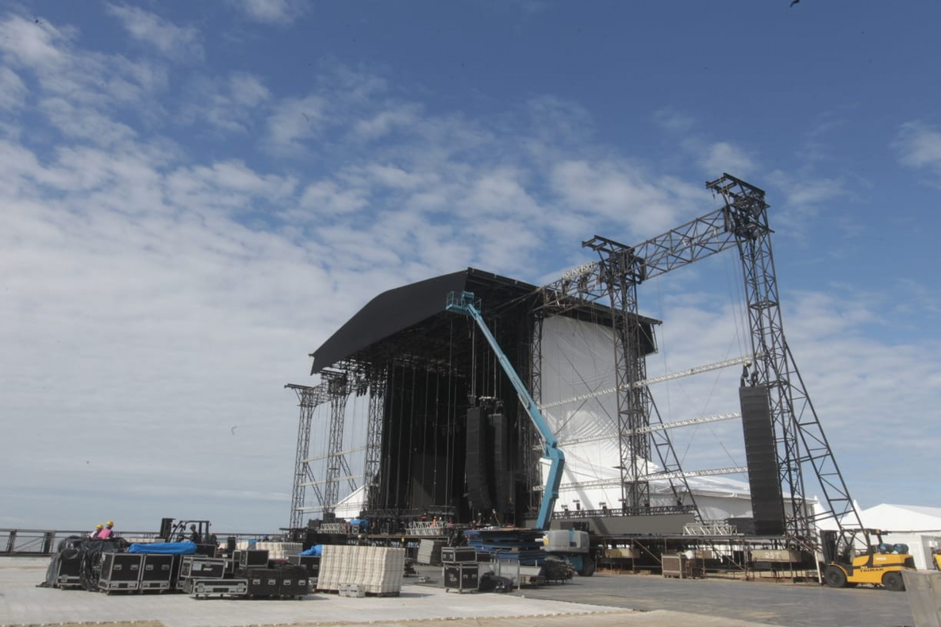 Montagem do palco do show de Lady Gaga em Copacabana segue a todo vapor - Reginaldo Pimenta / Agência O Dia