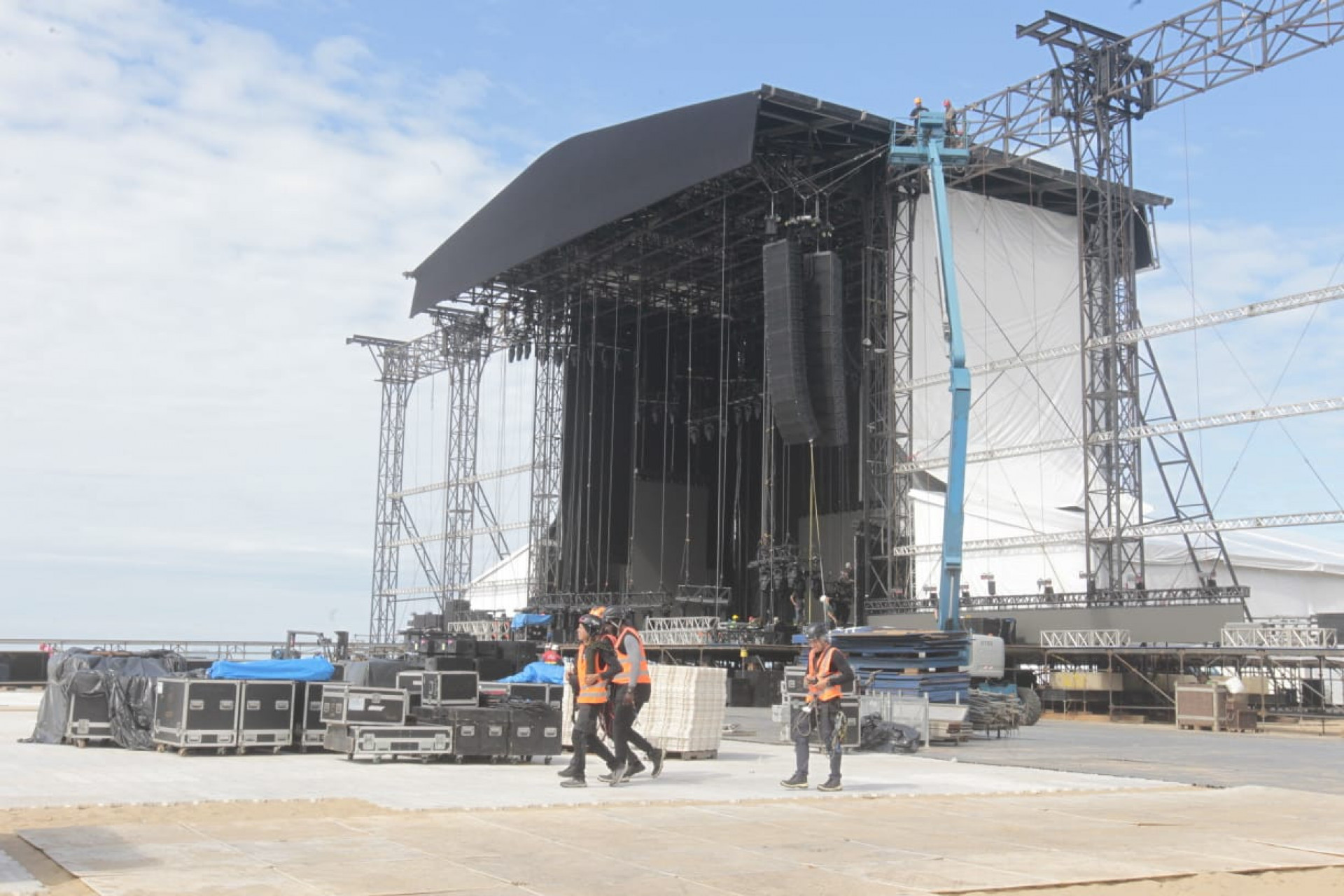 Montagem do palco do show de Lady Gaga em Copacabana segue a todo vapor - Reginaldo Pimenta / Agência O Dia