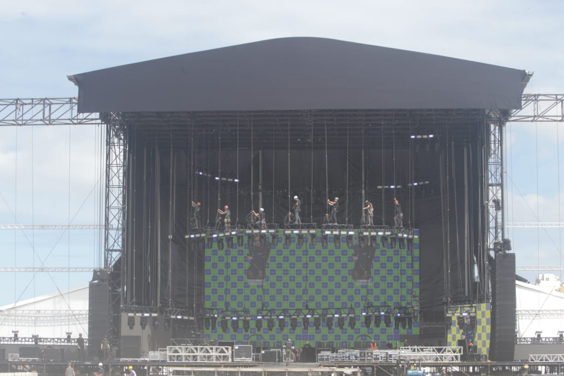 Montagem do palco do show de Lady Gaga em Copacabana segue a todo vapor - Reginaldo Pimenta / Agência O Dia
