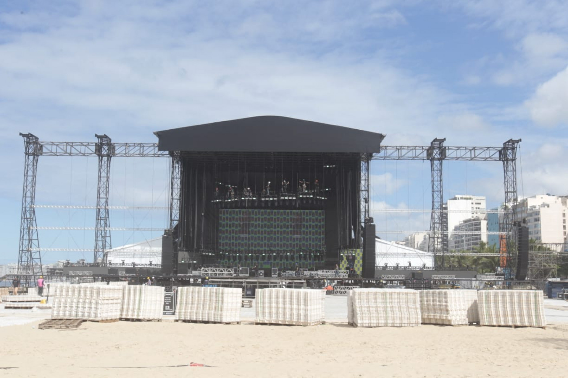 Montagem do palco do show de Lady Gaga em Copacabana segue a todo vapor - Reginaldo Pimenta / Agência O Dia