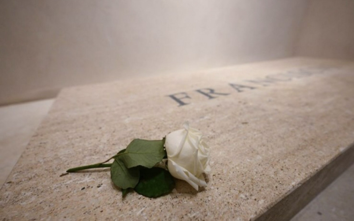 Uma única rosa branca foi colocada sobre o túmulo do papa com a inscrição \'Franciscus\', em Roma