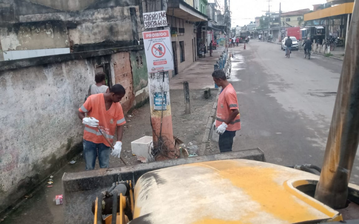 Lixos e entulhos foram removidos de diversas ruas