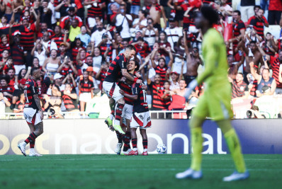 Pedro marca duas vezes, e Flamengo goleia o Corinthians no Maracanã