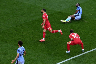 Liverpool goleia Tottenham e conquista título inglês pela 20ª vez