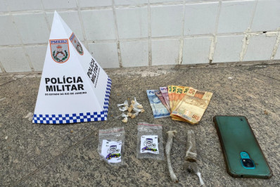 Mulher é detida e drogas são apreendidas em operação do 32° BPM na Comunidade da Linha em Macaé