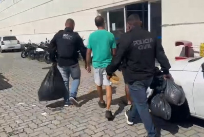 Dupla é presa ao mudar rota de entrega de drogas após operação com mortos em Caxias