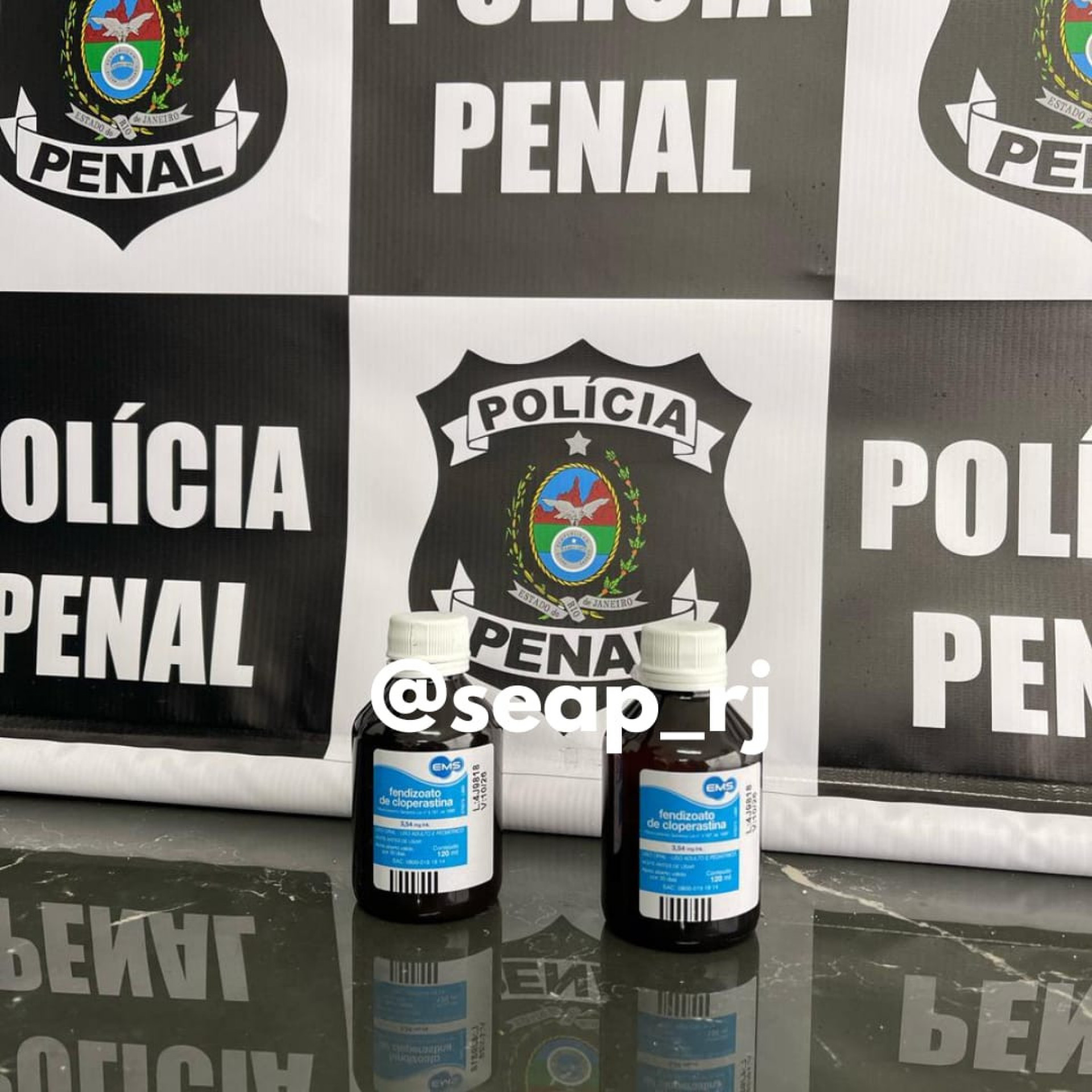 Dois frascos de xarope com drogas foram apreendidos no Complexo de Gericinó