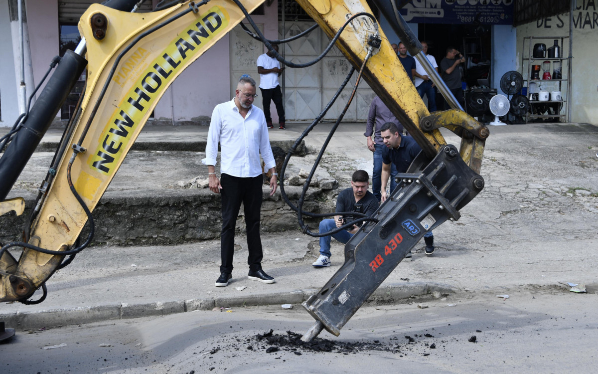Márcio Canella acompanhou de perto o trabalho das máquinas para retirar os quebra-molas