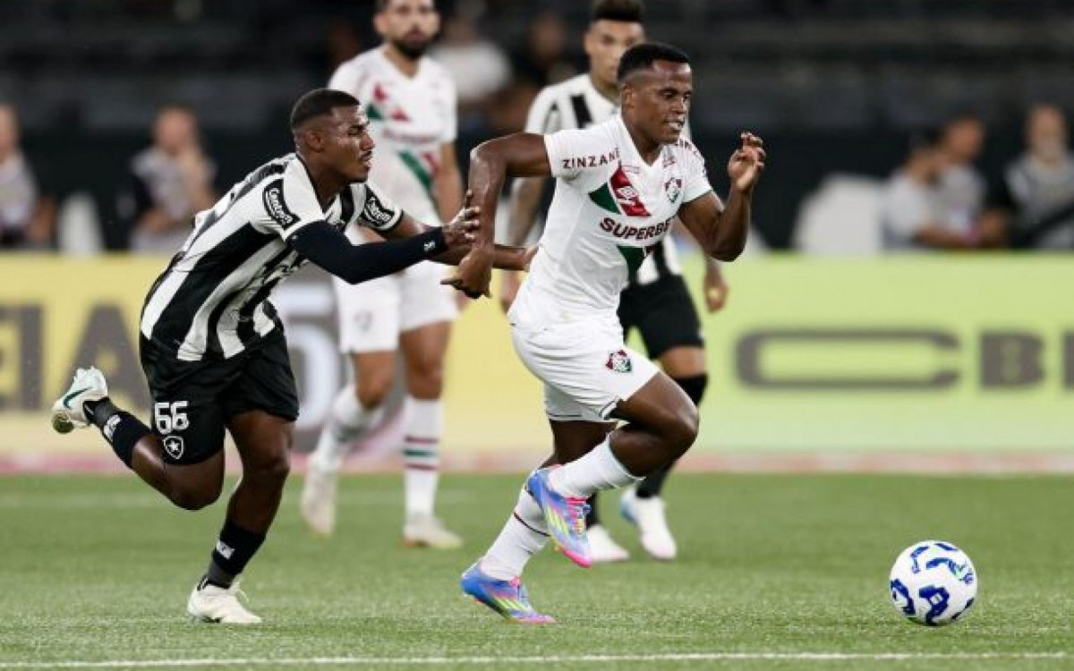 Arias se torna o terceiro estrangeiro com mais jogos pelo Fluminense