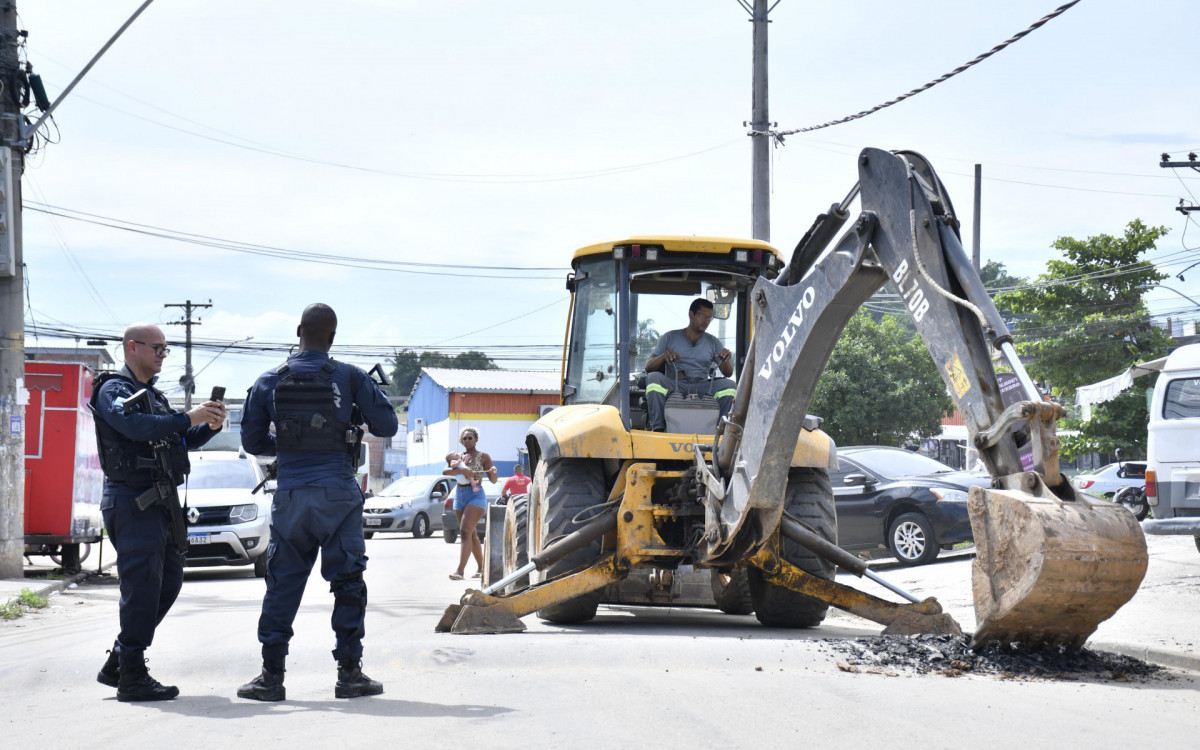 Policiais militares acompanharam a retirada dos quebra-molas irregulares das ruas