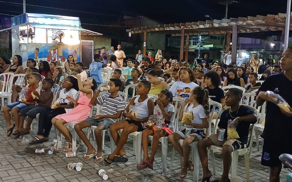 Com direito a pipoca, guaraná, gargalhadas e muita animação, dezenas de moradores prestigiaram a exibição de \