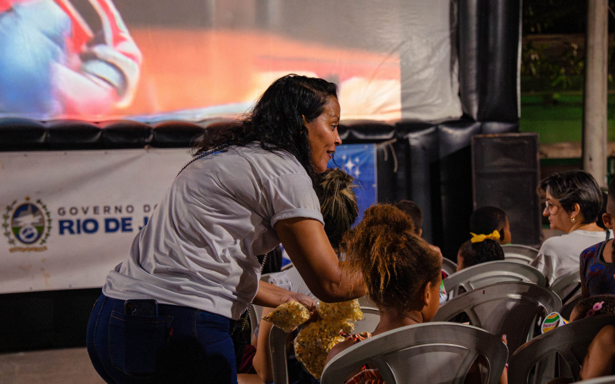 Houve distribuição de lanches para as pessoas que prestigiaram o Cine Inclusivo