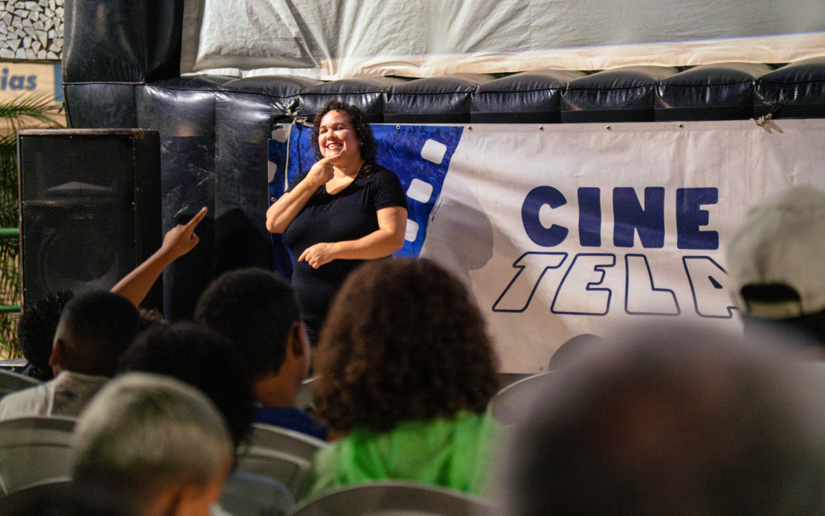 [Intérprete de Libras durante o Cine Inclusão