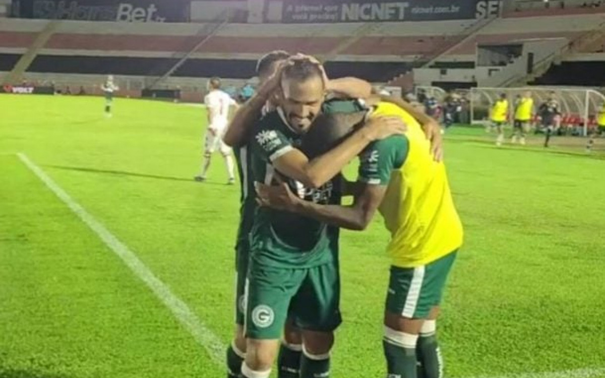 Anselmo Ramon faz seu primeiro gol pelo Goi&aacute;s, que vence e sobe na S&eacute;rie B