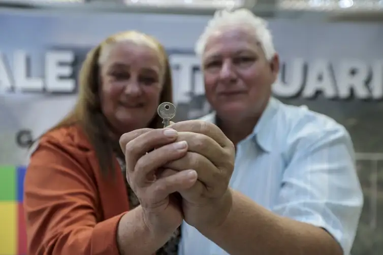 Vítimas das enchentes no RS conquistam novas moradias com apoio do governo federal