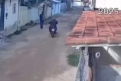 Câmera de segurança flagra motociclista assaltando trabalhador em São Pedro da Aldeia