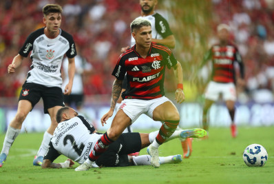  Luiz Araújo celebra marca de 100 jogos pelo Flamengo: 'Não é fácil'