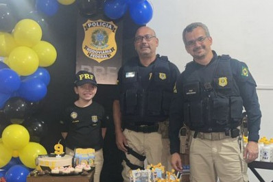 Menina recebe surpresa de aniversário da PRF em Sapucaia