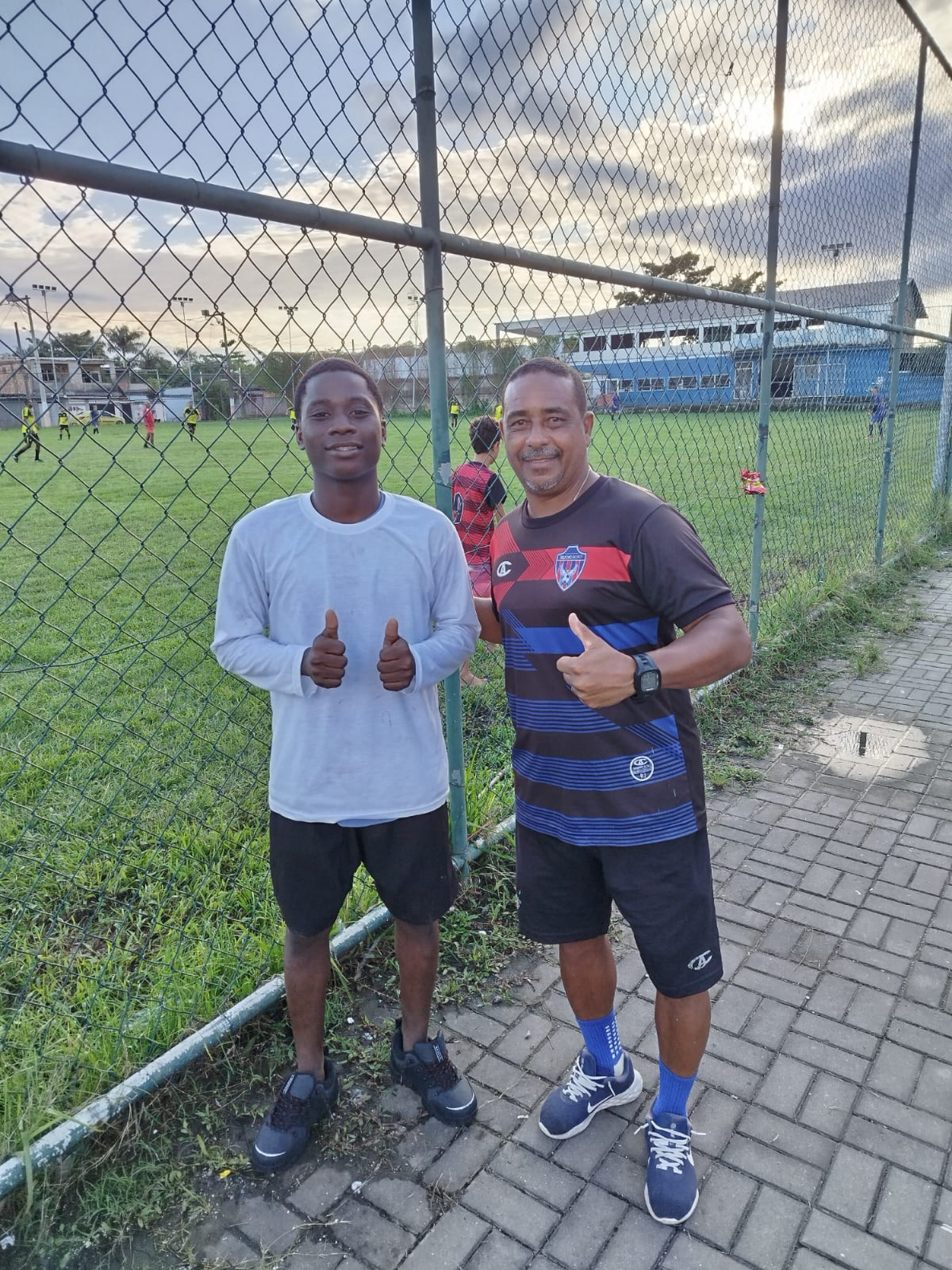 O jogador africano, Brice Lalou, agradecendo ao coordenador da base, Custódio Júnior pela oportunidade de treinar no Belford Roxo