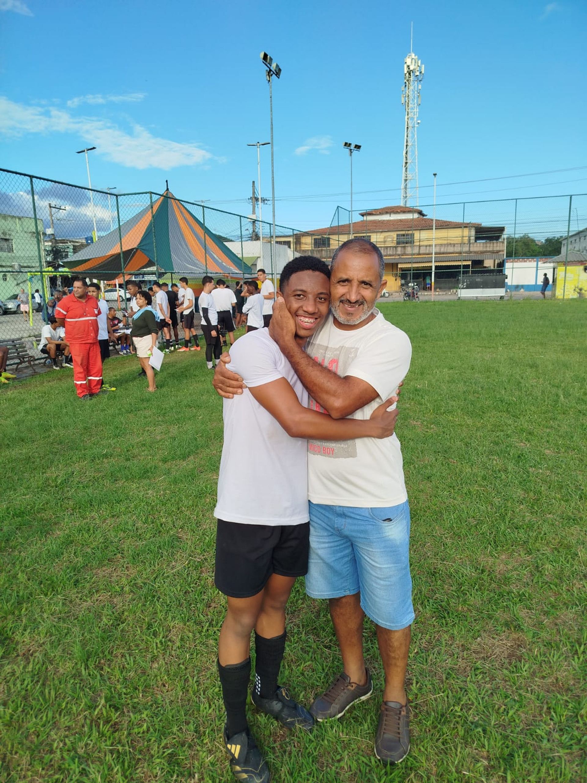 O jogador Michael Saldanha e seu pai Marcelo Liduino comemorando a aprova&ccedil;&atilde;o na peneira do Belford Roxo - William Davoli / SEBR