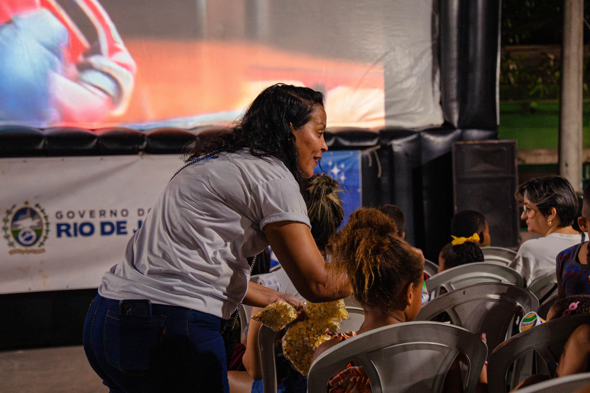 Houve distribui&ccedil;&atilde;o de lanches para as pessoas que prestigiaram o Cine Inclusivo - Divulga&ccedil;&atilde;o / PMP