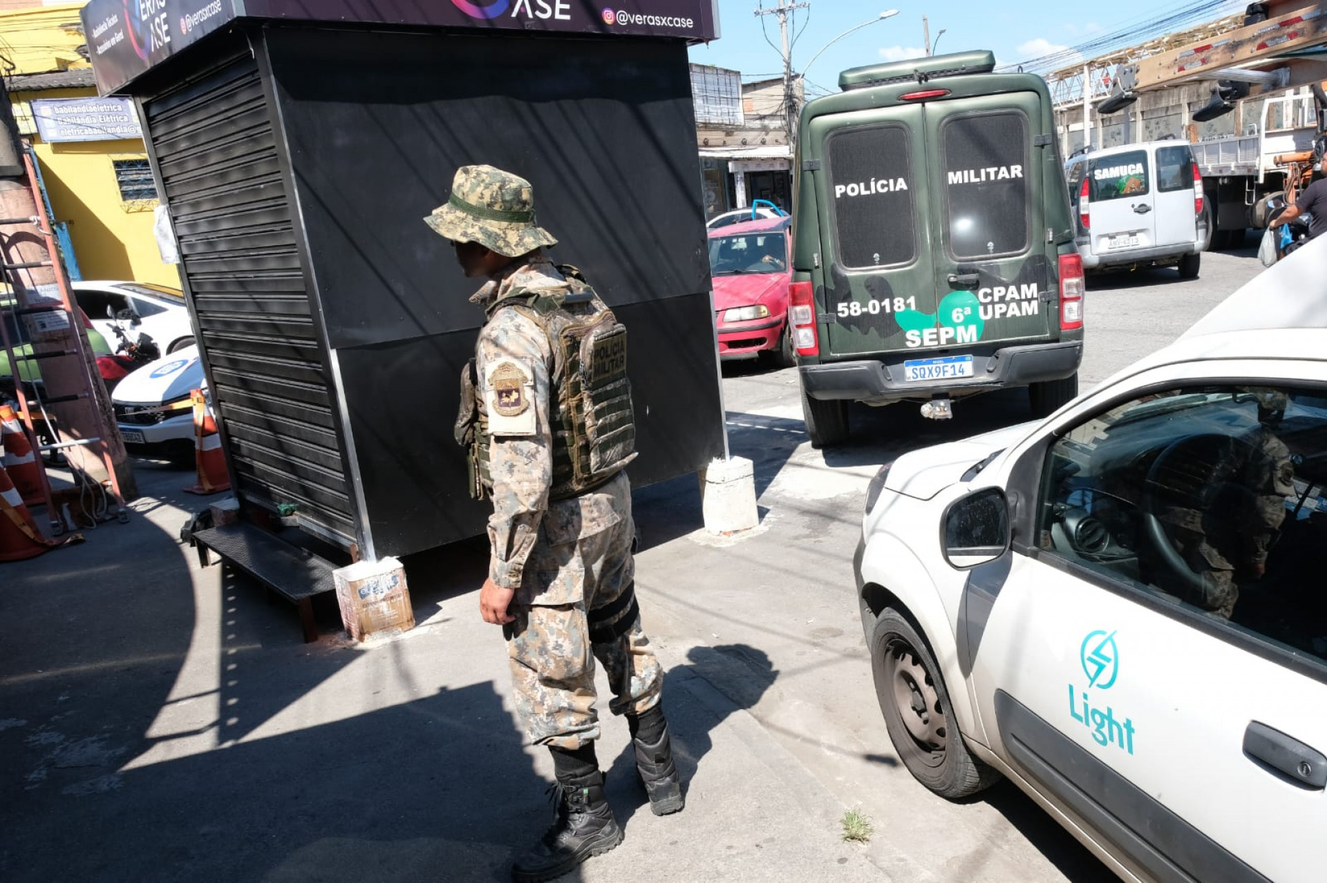 A ação em Acari contou com apoio das concessionárias de serviços públicos, como a Light - Pedro Teixeira/Agência O DIA