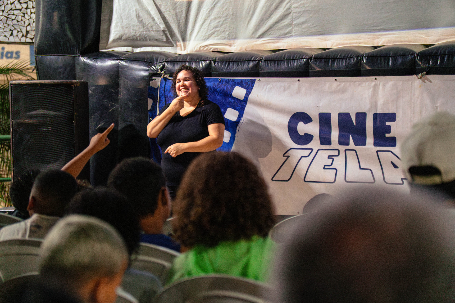 [Int&eacute;rprete de Libras durante o Cine Inclus&atilde;o - Lucas Galv&atilde;o / PMP