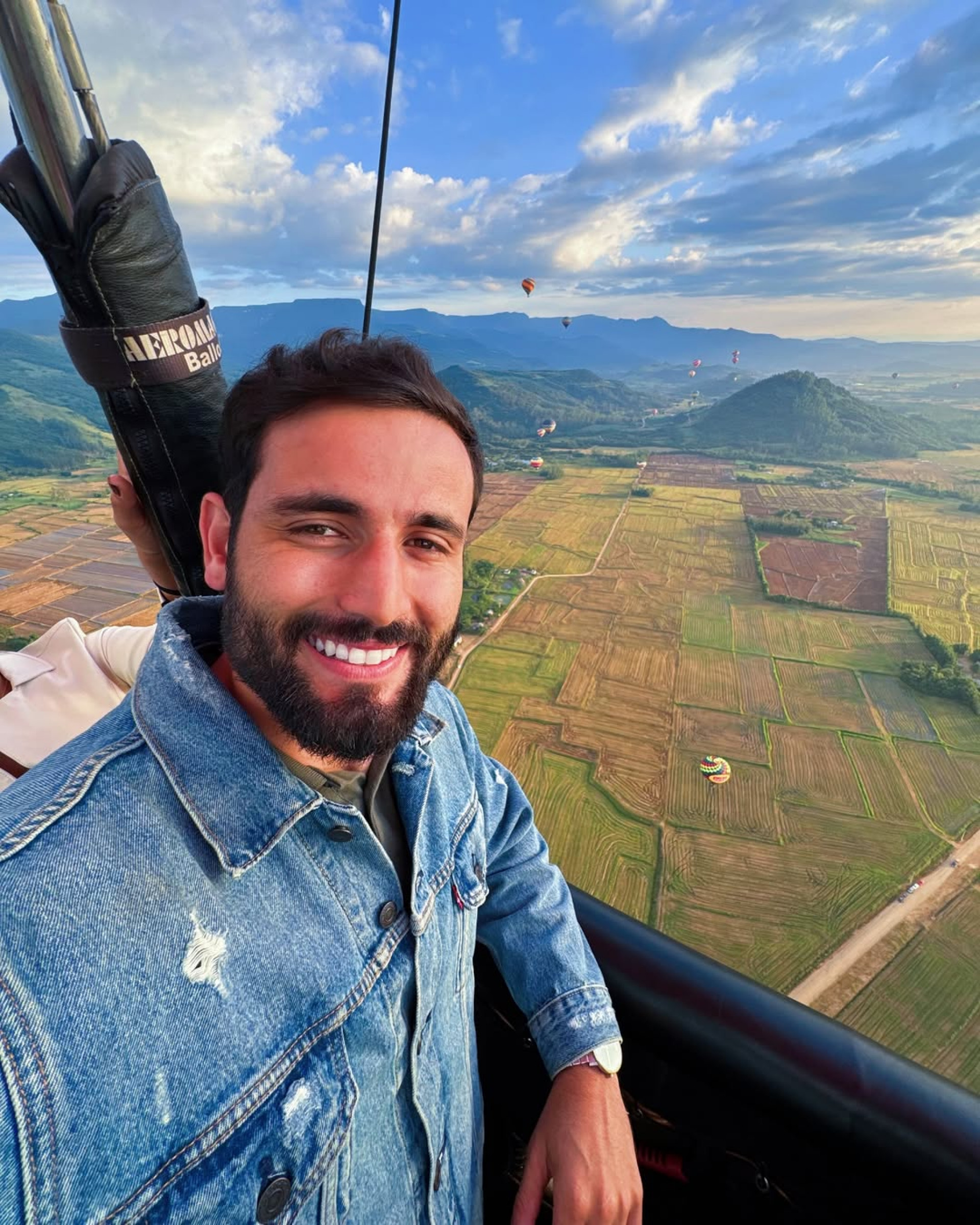 Ex-BBB Matteus Amaral aproveita passeio de balão em Santa Catarina - Reprodução / Instagram