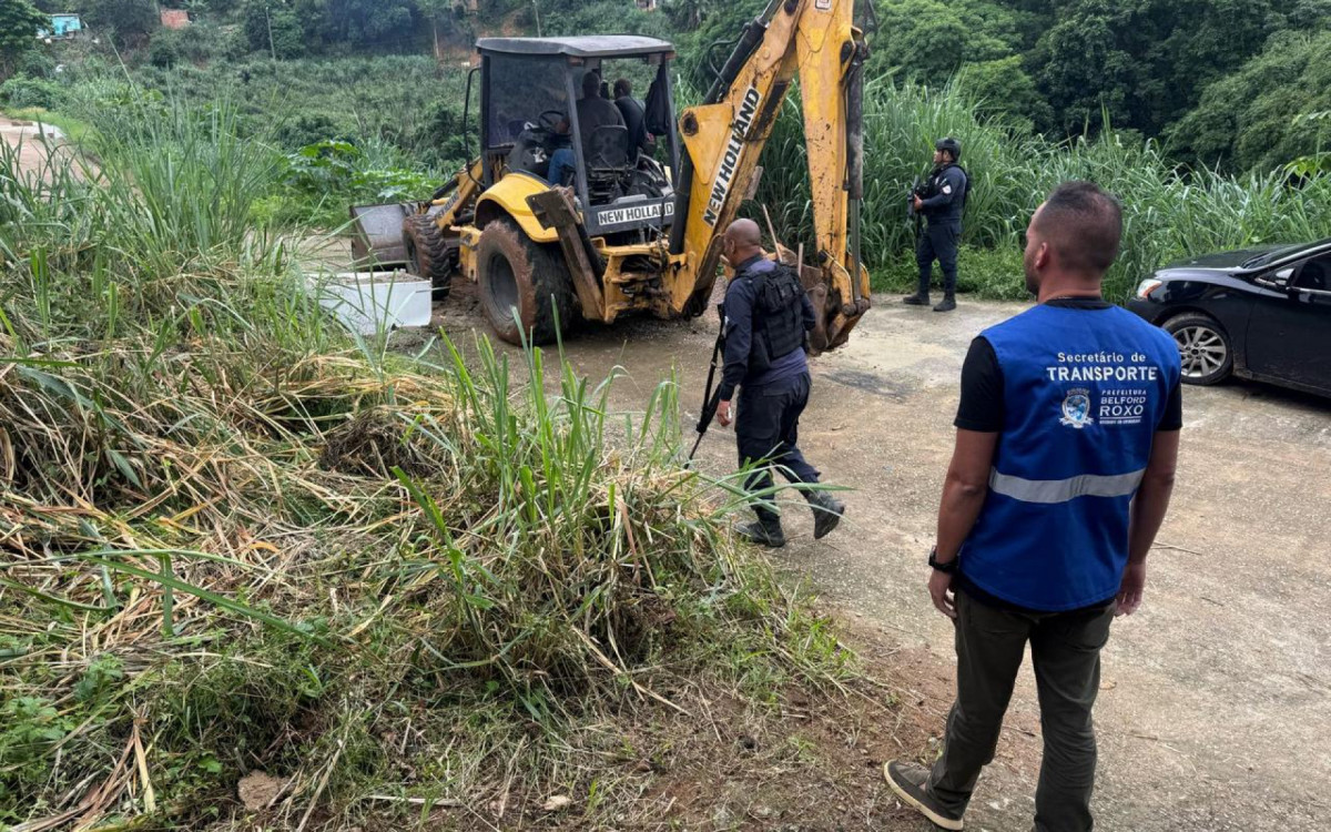 O secretário municipal de Transportes, Luiz Leonardo, acompanhou a desobstrução na alameda Laranjeiras