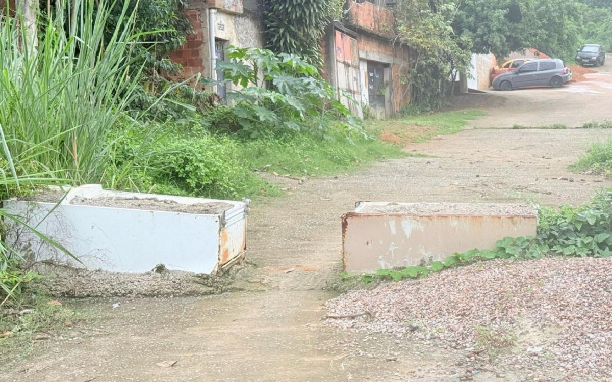 Na alameda Laranjeiras, no Morro do Avião, criminosos colocaram três carcaças de geladeira com concreto